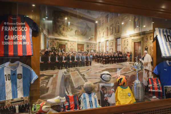 Desde la de San Lorenzo hasta las de Messi, Maradona, Colegiales y Almirante Brown: la infinita colección de camisetas con las que posó el Papa Francisco
